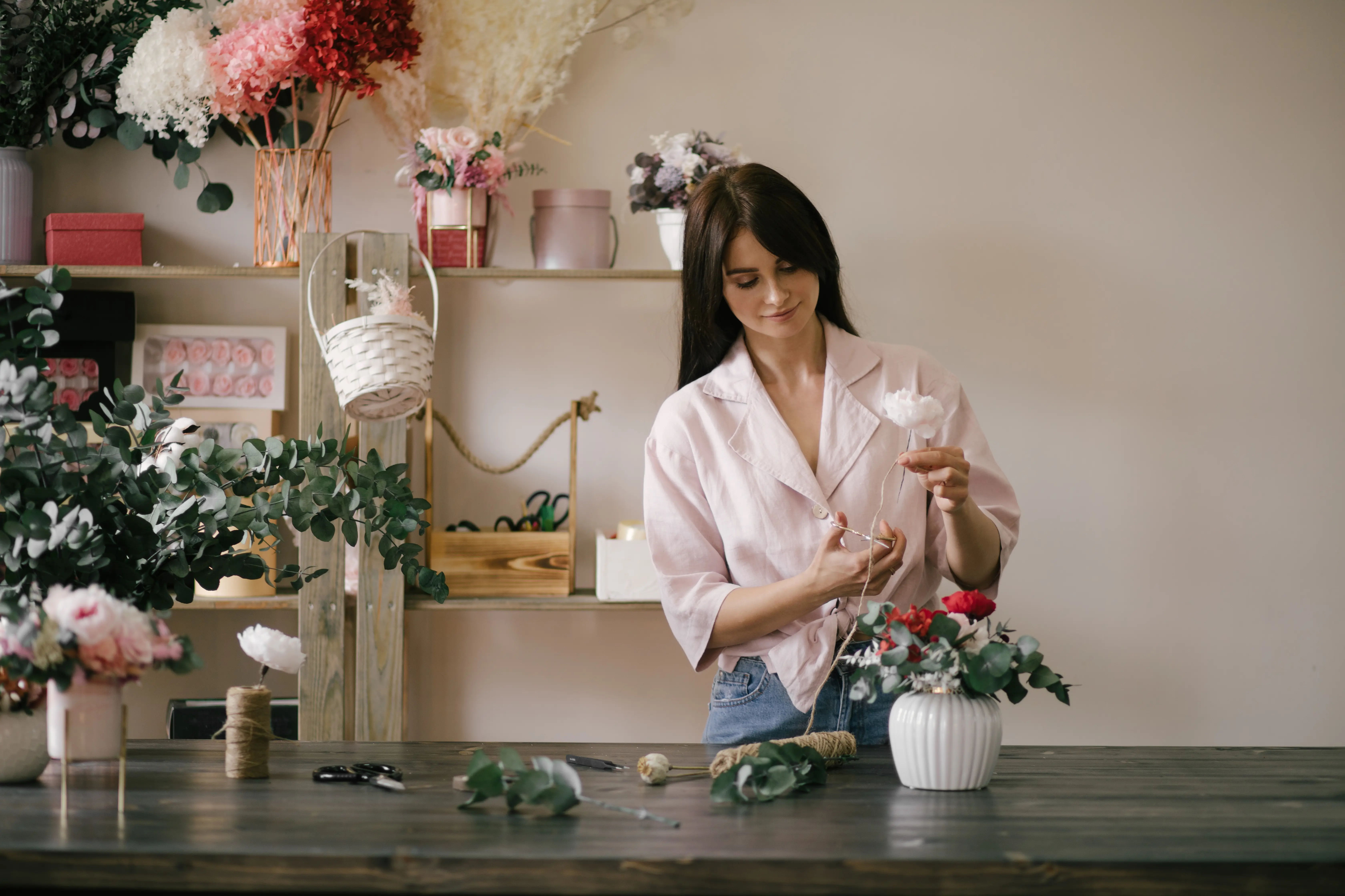 Mujer arreglando flores